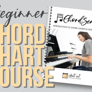 Könnte beinhalten: Ein spiralgebundenes Buch mit dem Titel "ChordSense" und dem Untertitel "Einführung in Akkorddiagramme und Leadsheets". Das Cover zeigt eine Frau, die Klavier spielt. Die Worte "Beginner Chord Chart Course" sind ebenfalls zu sehen.