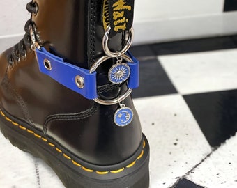 Blue and silver SHOE HARNESS - Harnais pour chaussure bleu et argenté - Dr. Martens style