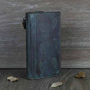 Custodia in vera pelle per Galaxy Fold 6 4 5 3 S25 Cover con scomparti per carte Portafoglio vintage Fatto a mano Vecchio stile Verde Stampa Foglie Design ArtAmit