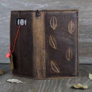 Custodia in vera pelle per Galaxy Fold 6 4 5 3 con scomparti per carte di credito, portafoglio vintage, fatto a mano, cornice polacca, stampaggio con foglie, design di ArtAmit