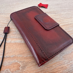 Funda de piel auténtica para iPhone 7, 8, 11, 12, 13, 14, 15, 16 Pro Max Plus, Mini SE, XS, funda tipo billetera, funda de piel con imán rojo oscuro de ArtAmit