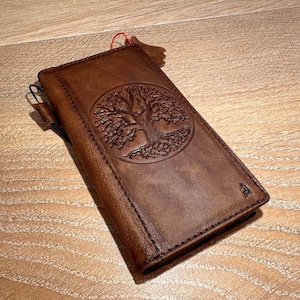 Funda de piel auténtica para OnePlus 12 12R, hecha a mano, inalámbrica, de lujo, con ranuras para tarjetas, estampado antiguo en esmalte, diseño de árbol de la vida, de ArtAmit
