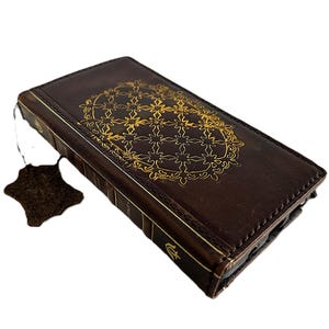 Custodia in vera pelle per Google Pixel 9 8 7 6 5 4 A 8A Pro XL 4G 5G Portafoglio pieghevole a libro fatto a mano con stampa speciale della Bibbia in oro ArtAmit