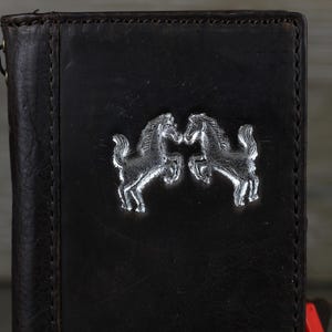 Custodia in vera pelle per Galaxy Fold 6 4 5 3 con scomparti per carte di credito, portafoglio vintage, stampaggio a mano, design a doppio cavallo in argento di ArtAmit