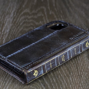 Étui en cuir véritable pour Galaxy Z Fold 7 6 5 4 3 Etui portefeuille, fentes pour cartes, livre design vintage, vieille mode, Bible bleue, par ArtAmit