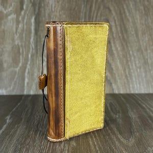 Funda tipo cartera de piel auténtica hecha a mano para iPhone 16, 15, 14, 13, 12 y 11 SE XS. Funda de ante premium con bolsillo. Piel verde. Regalo para él y para ella.