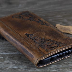 Custodia in vera pelle per Galaxy Z Fold 7, 6, 5, 4, 3, portafoglio, con scomparti per carte, design a libro, stile vintage, stampa nera decorata da ArtAmit