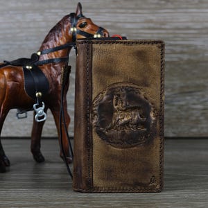 Custodia in vera pelle fatta a mano per Google Pixel 9 8 7 6 5 4 A 8A Pro XL Fold 4G 5G Book Vintage Stamping Polish Decorated Horse di ArtAmit