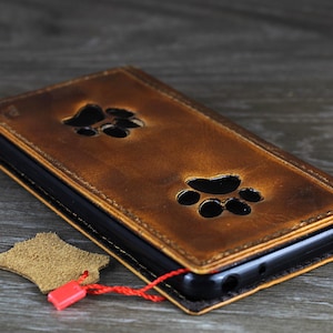 Capa de couro genuíno para Galaxy Z Fold 7 6 5 4 3, capa tipo carteira, compartimentos para cartões, design de livro, polimento artesanal, vintage, estampa preta, patas de cachorro, ArtAmit
