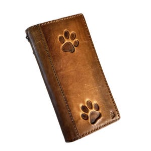 Funda de piel auténtica para iPhone 16, 15, 14, 13, 12, 11, 8, 7 Pro Max Plus, Mini E, XS, funda tipo cartera con estampado de patas de perro, color marrón ArtAmit