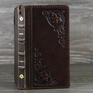 Étui en cuir véritable pour Google Pixel 9 8 7 6 5 4 A 8A Pro XL 4G 5G Portefeuille à rabat fait main Couverture de livre estampée Livre de la Bible décoré ArtAmit
