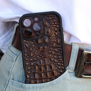 Funda de piel auténtica para iPhone/iPhone 16 Pro Max/iPhone 16 Pro/iPhone 16/iPhone 15, hecha a mano, con estampado de cocodrilo marrón pulido.