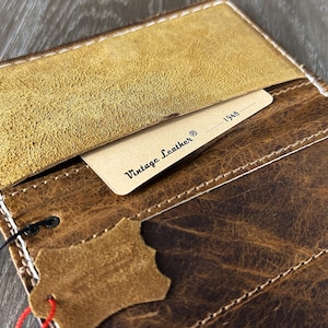 Funda tipo cartera de piel auténtica hecha a mano para iPhone 16, 15, 14, 13, 12 y 11 SE XS. Funda de gamuza premium con bolsillo. Piel color canela. Regalo para él y para ella.
