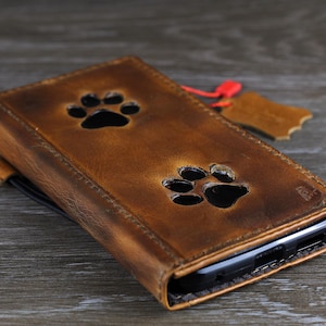 Custodia in vera pelle per Google Pixel 9 8 7 6 5 4 A 8A Pro XL 4G 5G Portafoglio pieghevole a libro fatto a mano con cera lucidata nera e stampa con zampe di cane ArtAmit