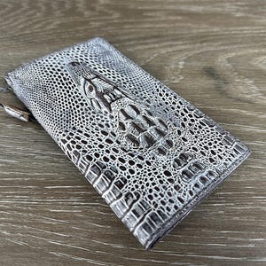 Funda de piel auténtica para OnePlus 12 12R, hecha a mano, inalámbrica, de lujo, con ranuras para tarjetas, diseño antiguo, especial, raro, estampado de cocodrilo blanco ArtAmit