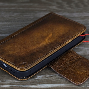 Funda de piel auténtica para OnePlus 13, 12 y 12R, hecha a mano, inalámbrica, de lujo, con ranuras para tarjetas, cierre magnético pulido antiguo, diseño en color canela de ArtAmit.