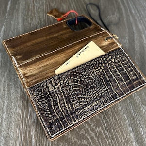 Custodia a portafoglio in pelle con stampa coccodrillo per Samsung Galaxy A52-A54, S21-S24 / Scomparti per carte e finestra per documento d'identità, realizzata a mano.