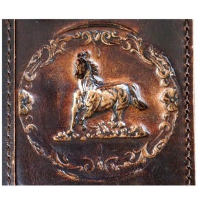 Funda de cuero genuina hecha a mano para Apple iPhone 16, 15, 14, 13, 12, 11, 8, 7 Pro Max Plus, Mini SE e XS, funda tipo billetera con estampado especial de caballo
