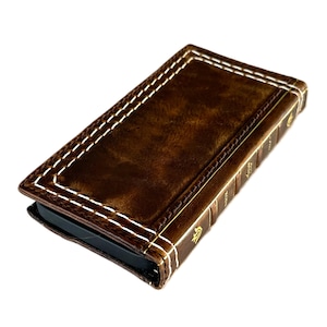 Capa de couro genuíno para Apple iPhone 7 8 11 12 13 14 15 16 Pro Max Plus Mini SE XS Capa tipo carteira com compartimentos para livros Bíblia Costura artesanal ArtAmit