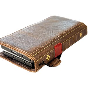 Custodia in vera pelle marrone per Samsung Galaxy Z Fold 3 4 5 6 Cover posteriore Portafoglio Carte Slot Libro Lucido Pietra Bibbia Rosso Design di ArtAmit