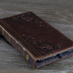 Custodia in vera pelle per Galaxy Fold 6 4 5 3 S25 Cover con scomparti per carte Portafoglio vintage Stampa fatta a mano Decorazioni per libri della Bibbia Design ArtAmit