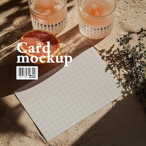 Modello di mockup di biglietti tropicali illuminati dal sole con espositore di biglietti da visita minimalista per progetti di branding, inviti e presentazioni di design