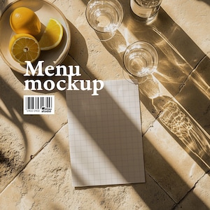Maqueta de menú de restaurante cálida y elegante: plantilla PSD moderna y elegante para menús de bar. Fácil de editar y perfecta para exhibir el menú del bar