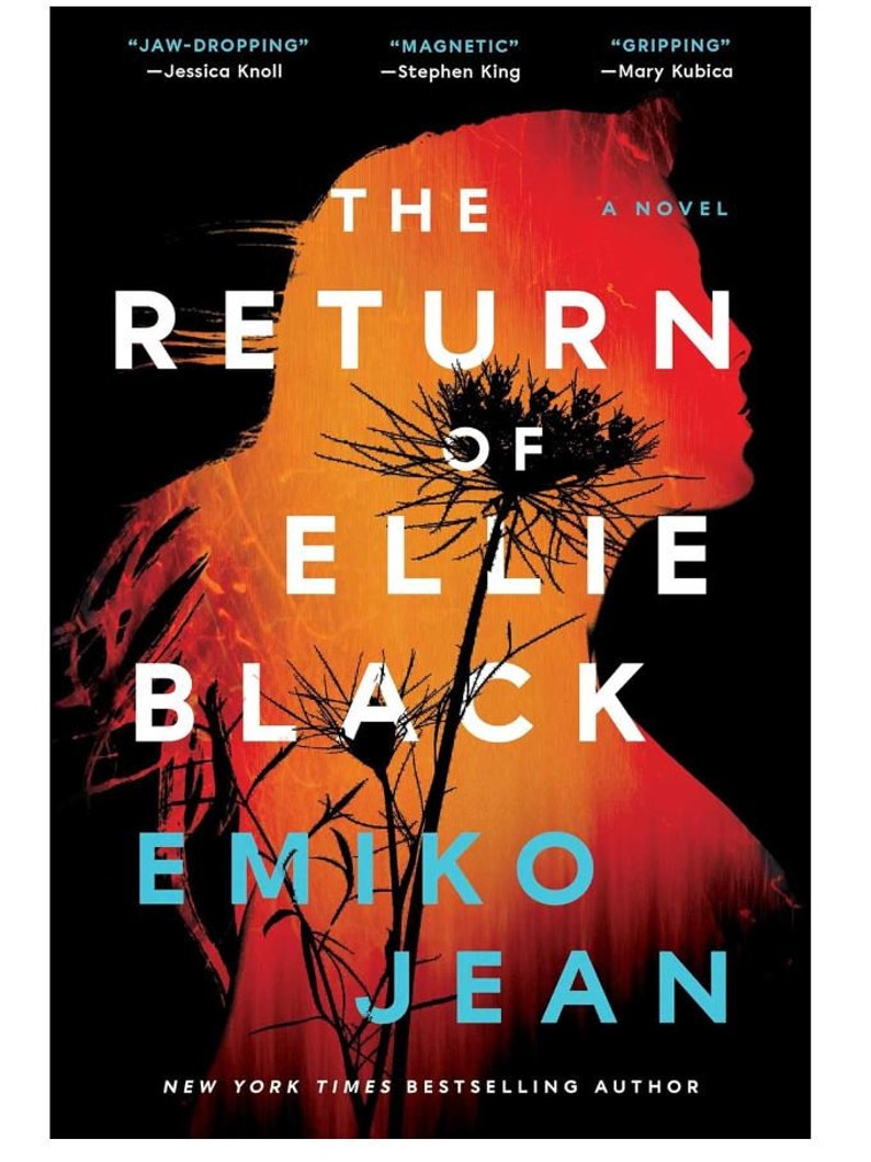 K&ouml;nnte beinhalten: Buchcover mit einer Silhouette eines Kopfes und der Schultern einer Person vor einem roten und orangenen Hintergrund. Der Titel "The Return of Ellie Black" ist in gro&szlig;en wei&szlig;en Buchstaben. Der Name des Autors "Emiko Jean" ist in blauen Buchstaben unter dem Titel. Der Text "A Novel" ist in wei&szlig;en Buchstaben &uuml;ber dem Titel. Der Text "New York Times Bestselling Author" ist in wei&szlig;en Buchstaben unter dem Namen des Autors.