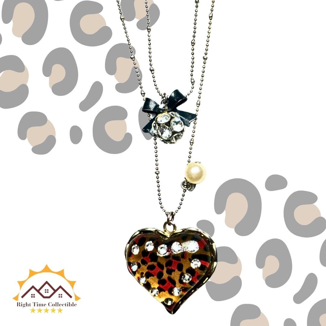Collier Pendentif Double Crâne Betsey Johnson – Multi-cols, Neuf Avec étiquette, Thème Skulls