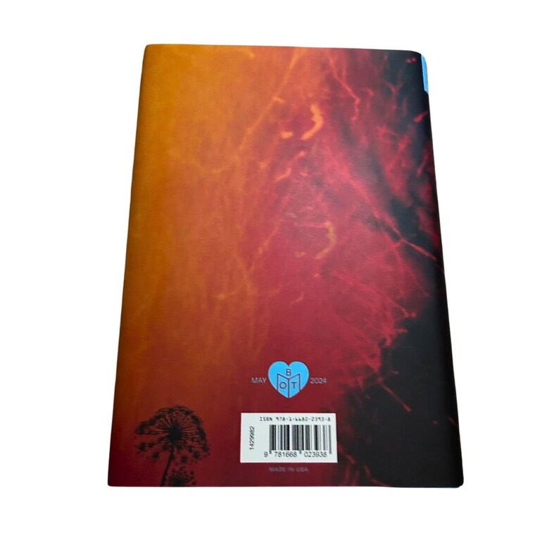 K&ouml;nnte beinhalten: Der hintere Umschlag eines Taschenbuchs mit einem marmorierten Design in Rot, Orange und Schwarz. Der Buchtitel "May" und das Jahr "2024" sind in Wei&szlig; gedruckt. Ein blaues Herz mit dem Buchstaben "B" darin ist auf dem Umschlag gedruckt. Die ISBN-Nummer ist auf dem hinteren Umschlag gedruckt.