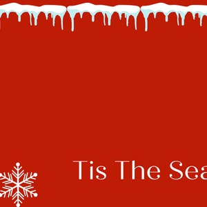Puede incluir: Fondo rojo con copos de nieve blancos y carámbanos en la parte superior. El texto "Tis The Season" está escrito en blanco en la parte inferior.