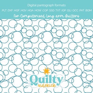 Può includere: Motivo di pantografo digitale per trapuntatrici a braccio lungo computerizzate. Il design presenta un motivo ripetuto di cerchi turchese interconnessi su sfondo bianco. Il testo in alto indica i formati digitali disponibili. Il logo Quilty Sidekick è in basso.