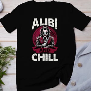 T-shirt True Crime di Criminal Case, Storie horror mistiche per i fan del crimine, Top da detective del sospetto misterioso, Camicia investigativa Joker