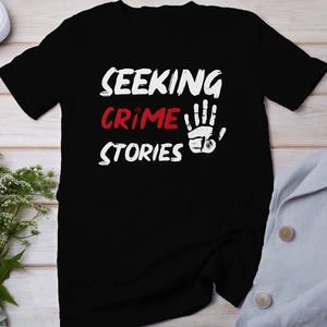 T-shirt Criminal Case True Crime, Storie horror mistiche per i fan del crimine, Top criminale con motivo misterioso, Camicia investigativa sulle prove