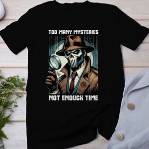 Maglietta True Crime di Criminal Cases, maglietta con storie horror mascherate per i fan del crimine, maglietta da detective che risolve puzzle, maglietta investigativa con lente d'ingrandimento