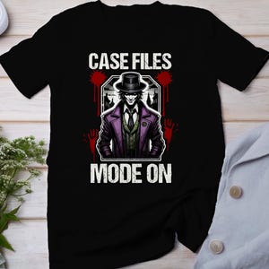 T-shirt True Crime del caso criminale, storie horror misteriose per i fan del crimine, top da detective del sospetto misterioso, camicia investigativa Joker
