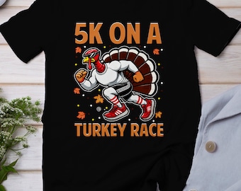 Könnte beinhalten: Schwarzes T-Shirt mit einem Cartoon-Truthahn, der rennt, und dem Text "5K on a Turkey Race".