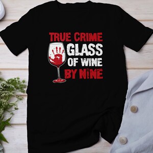 Maglietta True Crime di Criminal Cases, Maglietta Wine at 9 Horror Stories per i fan del crimine, Maglietta con impronte digitali per risolvere puzzle, Maglietta con motivo investigativo