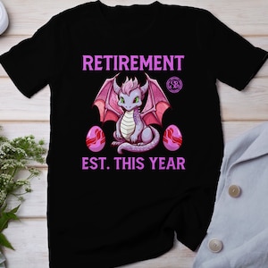 Puede incluir: Camiseta negra con un dragón rosa y el texto "Retirement Est. This Year".