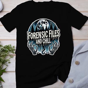 Criminal Cases True Crime T-shirt, storie horror forensi per i fan del crimine, maglietta criminale con mani scheletriche misteriose, maglietta investigativa