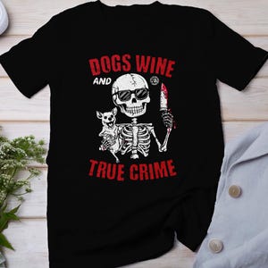 Maglietta True Crime di Criminal Cases, Maglietta con storie dell'orrore del vino per i fan del crimine, Scheletro con maglietta da detective, Maglietta con motivo investigativo