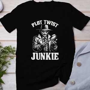 T-shirt True Crime di Book Junkie, storie horror mistiche per i fan del crimine, maglietta da detective del sospetto misterioso, maglietta da investigazione Joker