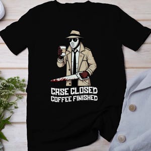 T-shirt da caffè con crimine risolto, storie dell'orrore mascherate per i fan del crimine, maglietta del crimine misterioso, camicia investigativa del movente