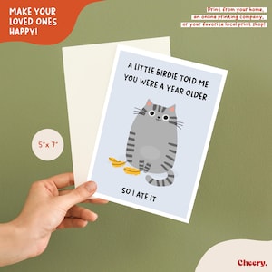 Puede incluir: Una tarjeta de felicitaci&oacute;n con una ilustraci&oacute;n de un gato gris y el texto "A LITTLE BIRDIE TOLD ME YOU WERE A YEAR OLDER SO I ATE IT." La tarjeta mide 12,7 cm x 17,8 cm e incluye el texto "MAKE YOUR LOVED ONES HAPPY!"