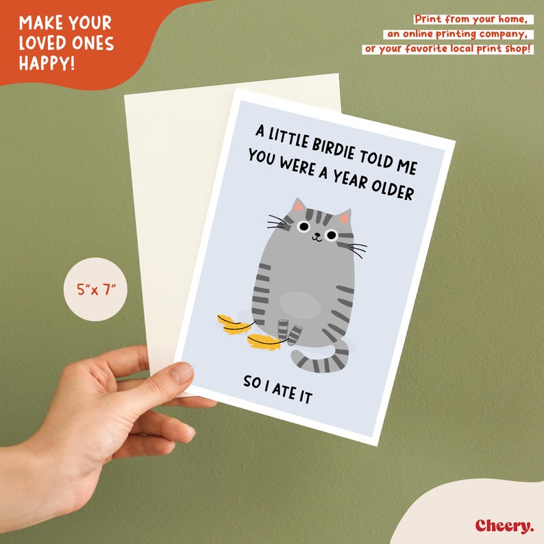 Puede incluir: Una tarjeta de felicitaci&oacute;n con una ilustraci&oacute;n de un gato gris y el texto "A LITTLE BIRDIE TOLD ME YOU WERE A YEAR OLDER SO I ATE IT." La tarjeta mide 12,7 cm x 17,8 cm e incluye el texto "MAKE YOUR LOVED ONES HAPPY!"