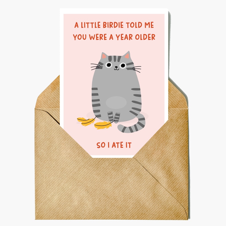Puede incluir: Tarjeta de felicitaci&oacute;n con una ilustraci&oacute;n de gato de dibujos animados dentro de un sobre marr&oacute;n. La tarjeta tiene el texto "A LITTLE BIRDIE TOLD ME YOU WERE A YEAR OLDER SO I ATE IT" sobre un fondo rosa. El gato es gris con rayas negras.