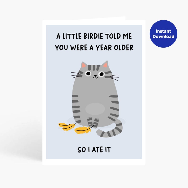 Puede incluir: Tarjeta de felicitaci&oacute;n con un gato gris de dibujos animados y el texto: "A LITTLE BIRDIE TOLD ME YOU WERE A YEAR OLDER SO I ATE IT." La tarjeta tiene un fondo azul claro y un c&iacute;rculo azul que dice "Descarga instant&aacute;nea".