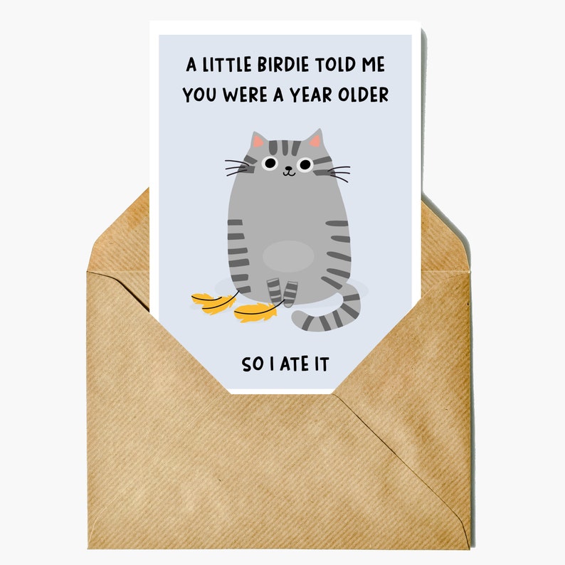 Puede incluir: Tarjeta de felicitaci&oacute;n con un dise&ntilde;o de gato de dibujos animados dentro de un sobre marr&oacute;n. La tarjeta dice: "A LITTLE BIRDIE TOLD ME YOU WERE A YEAR OLDER SO I ATE IT." El gato es gris con rayas negras y plumas amarillas.