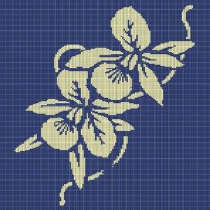 Puede incluir: Un patrón de punto de cruz digital que presenta un motivo floral amarillo pálido con dos flores redondeadas y hojas puntiagudas dispuestas en diagonal. El diseño se encuentra sobre un fondo de cuadrícula azul oscuro, mostrando los cuadrados de puntada.
