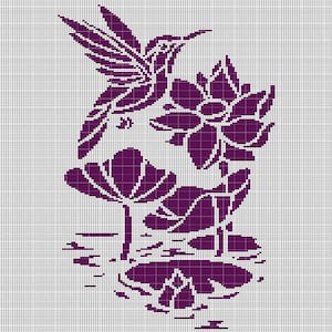 Può includere: Motivo a punto croce viola di un colibrì che volteggia vicino a un fiore con ninfea nell'acqua sottostante.